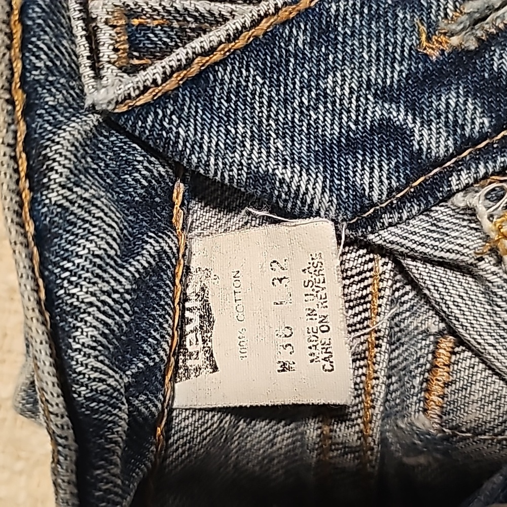 Distressed Levi's 550 - Picture 2 of 2